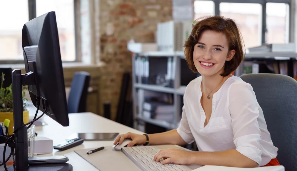 Frau am PC im Büro